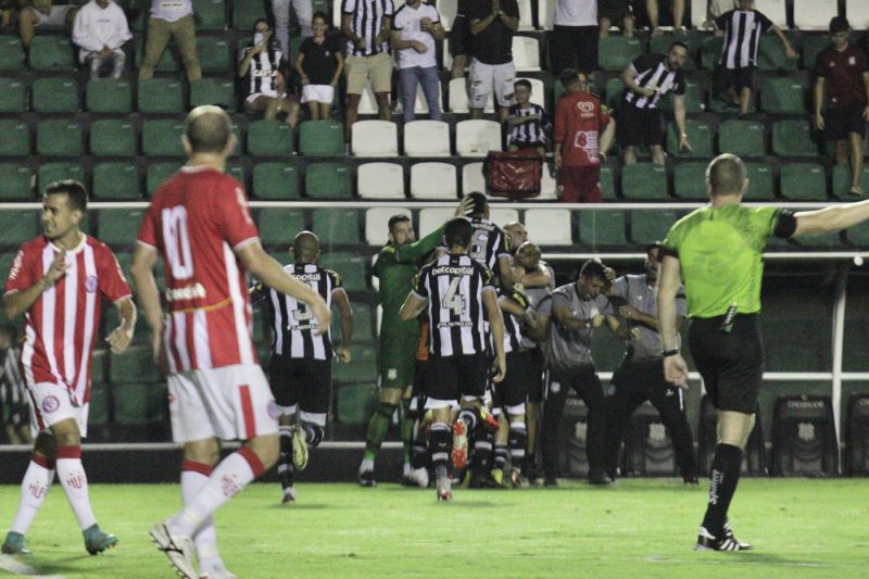 Jogadores do Figueirense comemoram o gol de empate