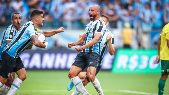 FOTO: Jogador do Caxias fica com nariz 'deformado' após confusão em jogo  contra o Inter