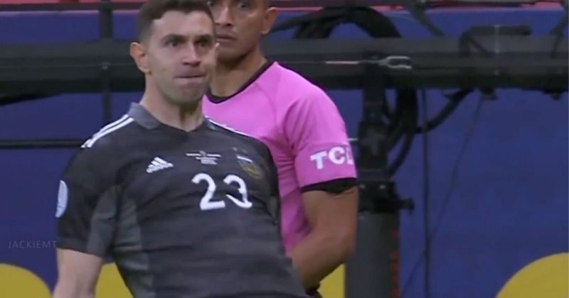 Goleiro 'Dibu' faz o gesto obsceno que um ano depois marcaria a Copa do Mundo do Catar