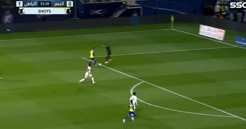 Goleiro saiu de forma estranha para tentar parar Cristiano Ronaldo e protagoniza cena bizarra