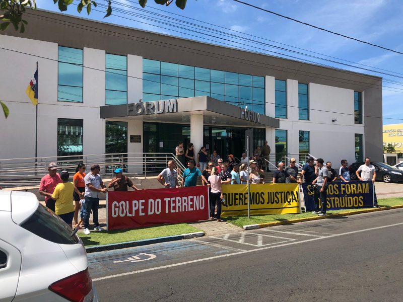 Esc&acirc;ndalo imobili&aacute;rio: grupo v&iacute;tima de golpe na compra de lotes protesta em Ararangu&aacute; – Foto: Beatriz Formanski/ND
