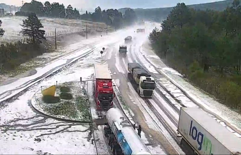 Granizo deixou BR-116 coberta de gelo na Serra catarinense – Foto: Arteris Planalto Sul/Divulga&ccedil;&atilde;o/ND