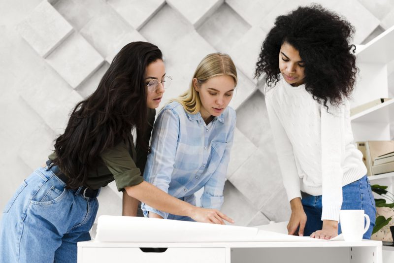 Apesar de possu&iacute;rem maior escolaridade, mulheres empreendedoras t&ecirc;m renda familiar menor comparada aos homens. – Foto: Freepik/Reprodu&ccedil;&atilde;o/ND