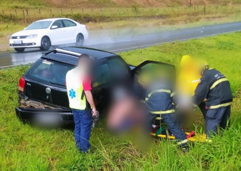 Crian&ccedil;as acabaram feridas em acidente na BR-470 no domingo (5)