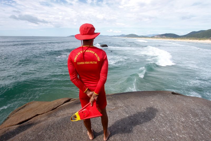 Salva-vidas atuam em praias e balneários em SC