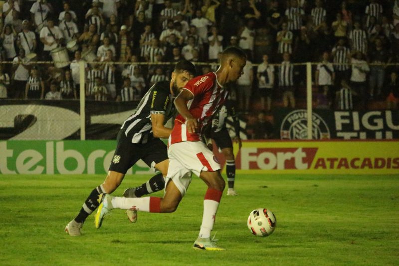 Jogo seguiu em ritmo lento no segundo tempo