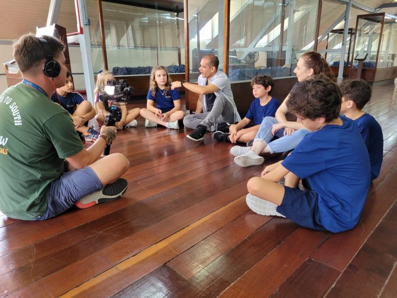 Alunos do Col&eacute;gio Catarinense conhecem o Museu do Homem do Sambaqui durante reportagem da NDTV – Foto: J&eacute;ssica Schmidt/Especial para o ND