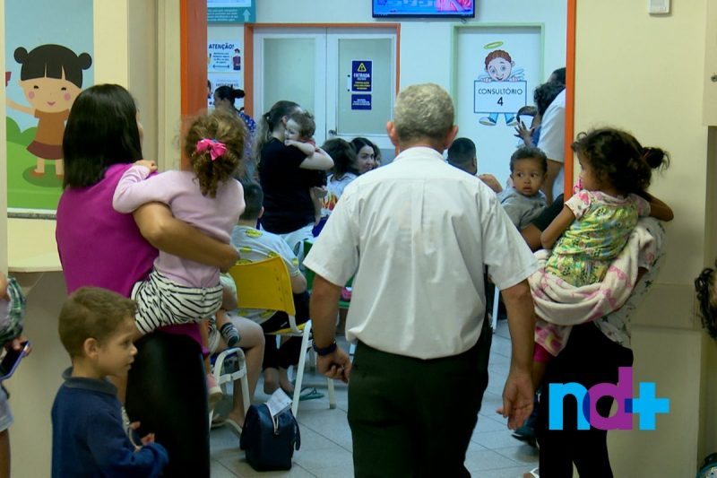 Pais e m&atilde;es reclamam da demora no atendimento na unidade em Joinville – Foto: Ricardo Alves/NDTV