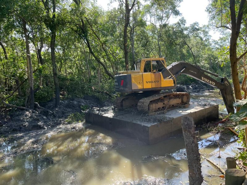 M&aacute;quina no canal do Rio Tavares: interrup&ccedil;&atilde;o da limpeza rec&eacute;m-iniciada pela Prefeitura de Florian&oacute;polis – Foto: DIvulga&ccedil;&atilde;o/ND