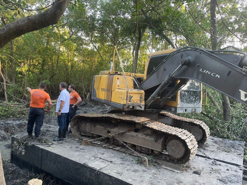 Trabalho da Prefeitura de Florian&oacute;polis no canal do Rio Tavares foi interrompido – Foto: PMF/Divulga&ccedil;&atilde;o/ND