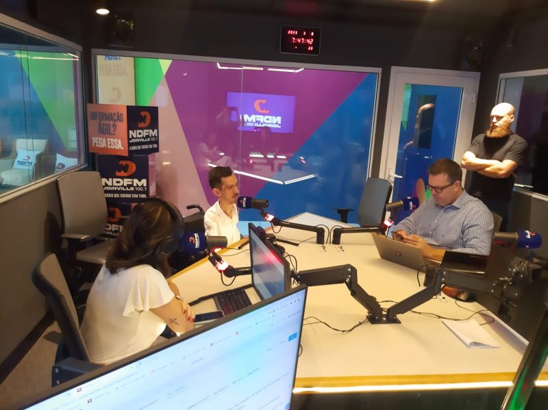 GIRO ND – Sabrina Aguiar, Matheus Furlan e o Vereador Alisson. R&aacute;dio NDFM Joinville. FOTO: Produ&ccedil;&atilde;o NDFM