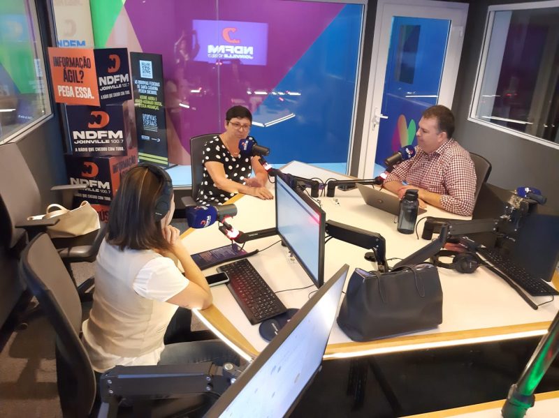 giro nd – Sabrina Aguiar, Matheus Furlan e a C&eacute;lia Campos, diretora administrativa do Bolshoi Joinville. Foto: NDFM