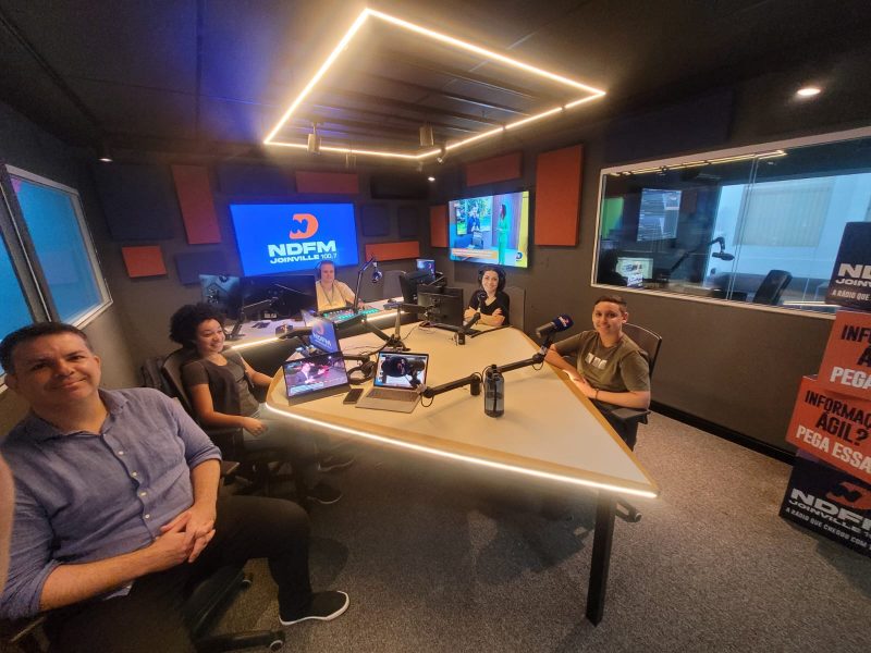 GIRO ND – Sabrina Aguiar, Matheus Furlan, a professora Evelin Katiane Isauro, e o ganhador Vinicius. Foto: Produ&ccedil;&atilde;o NDFM