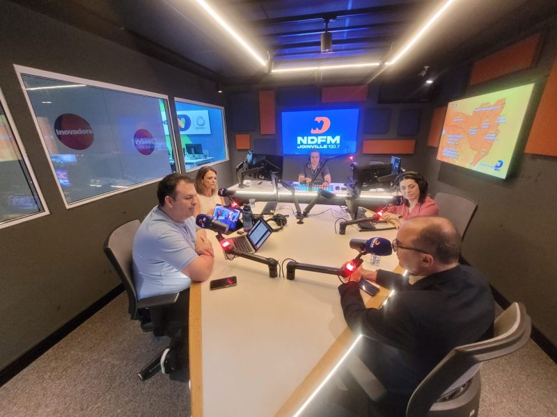 GIRO ND – Matheus Furlan, Sabrina Aguiar, Juiz Yhon Tostes, diretor do F&oacute;rum Central de Joinville e a Dra Andrea Tostes. FOTO: Produ&ccedil;&atilde;o NDFM Joinville