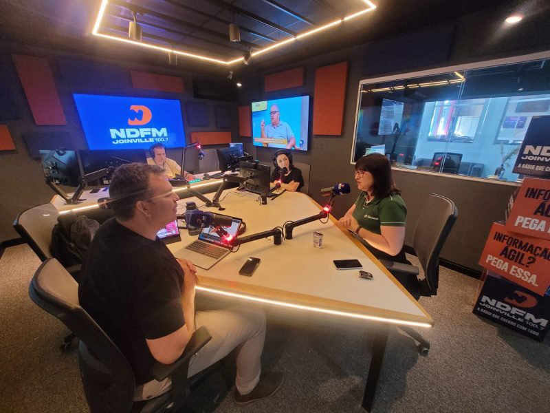 GIRO ND – Sabrina Aguiar, Matheus Furlan e&nbsp; Assessora de Desenvolvimento do Cooperativismo da Coperativa, Let&iacute;cia Peters. Foto: Produ&ccedil;&atilde;o NDFM Joinville