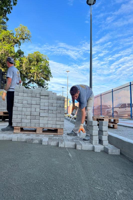 As equipes respons&aacute;veis pelas obras j&aacute; est&atilde;o finalizando a coloca&ccedil;&atilde;o de paver na primeira quadra – Foto: Prefeitura Itaja&iacute;/ND