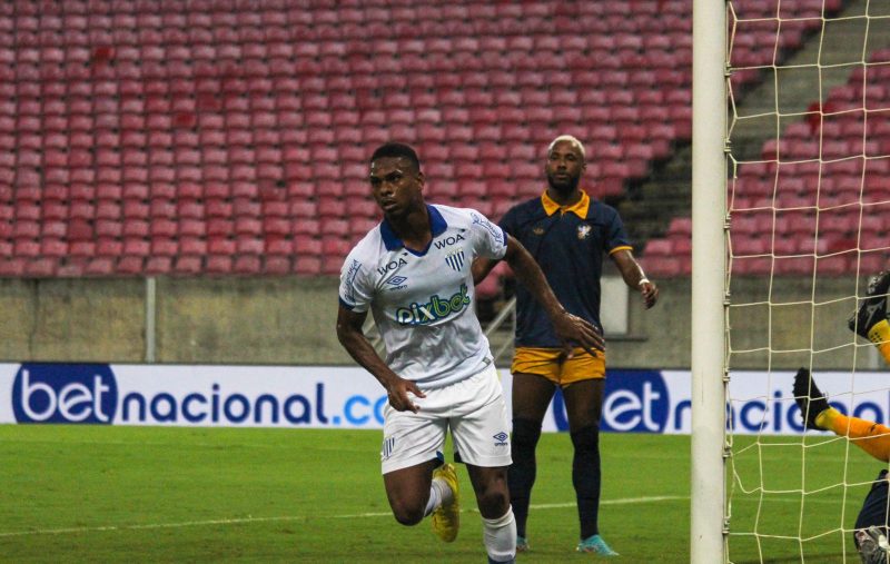 Lucas Silva sofreu pisão no tornozelo e deixou a partida no segundo tempo