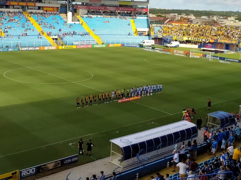 Equipes do Ava&iacute; e Crici&uacute;ma no momento dos hinos; espa&ccedil;o do visitante ficou lotado, no est&aacute;dio da Ressacada – Foto: Ian Sell/ND