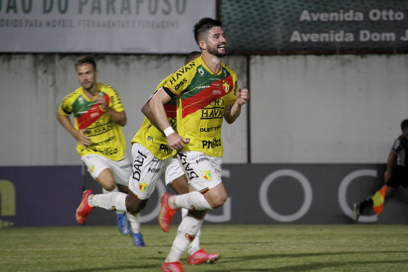 Debaixo de chuva, Brusque estreia com vitória no campeonato catarinense.  VEJA OS LANCES!