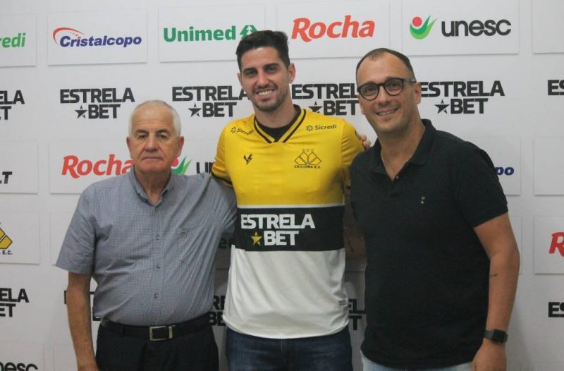 Matheus Mancini veste a camisa do tigre – Foto: Celso da Luz/ Assessoria de imprensa C.E.C.