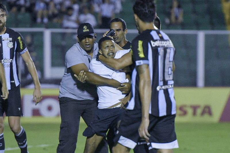 Torcedor &eacute; contido ap&oacute;s invadir o gramado e agredir um atleta do Figueirense – Foto: Leo Piva/@LEOPIVAFOTO/ND