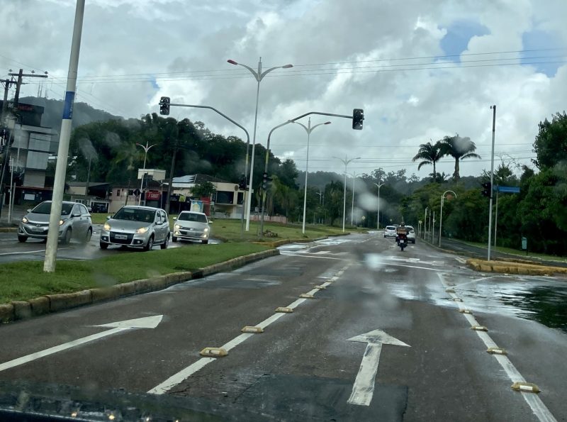 Sem&aacute;foro a ser instalado, fica na antiga r&oacute;tula do bairro Sagua&ccedil;u. – Foto: Foto: Sabrina Aguiar