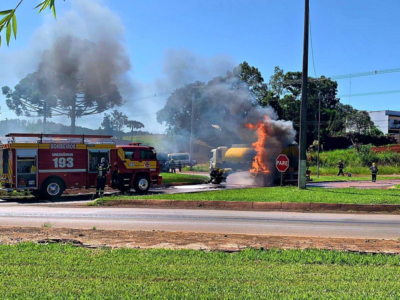 Inc&ecirc;ndio foi identificado no in&iacute;cio da tarde – Foto: A Sua Voz/Reprodu&ccedil;&atilde;o/ND