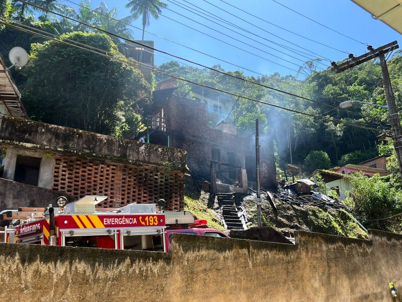 Casa &eacute; completamente destru&iacute;da por inc&ecirc;ndio e fam&iacute;lia pede ajuda em Blumenau – Foto: Portal Alexandre Jos&eacute;/Reprodu&ccedil;&atilde;o/ND
