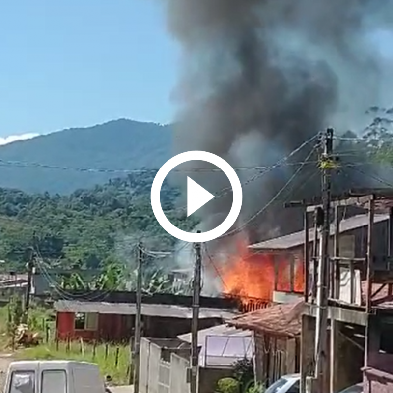 Inc&ecirc;ndio atinge casa e fam&iacute;lia perde tudo em Blumenau – Foto: Reprodu&ccedil;&atilde;o/ND