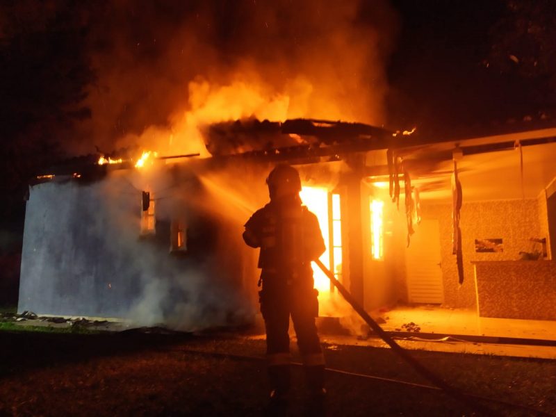 The fire hit three houses and a barn in Bom Jesus - Photo: fire department / ND reproduction