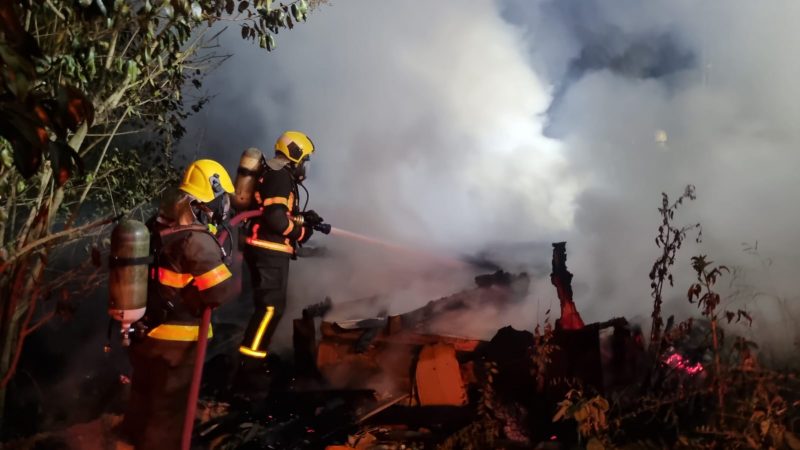 Chamas consumiram casa em Lages, na Serra catarinense – Foto: Corpo de Bombeiros Militar/Divulga&ccedil;&atilde;o/ND