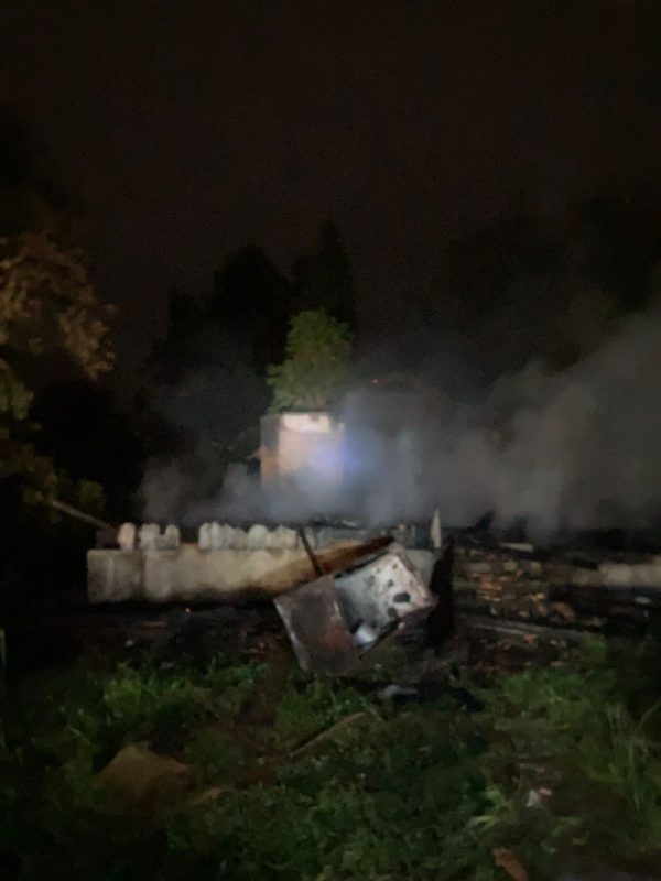 Casa pega fogo em SC e bombeiros evitam que outro im&oacute;vel fosse atingido&nbsp; – Foto: Bombeiros Volunt&aacute;rios de Presidente Get&uacute;lio/Reprodu&ccedil;&atilde;o/ND