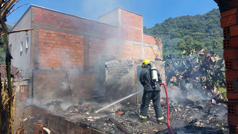 Uma mulher e tr&ecirc;s crian&ccedil;as moravam na casa. – Foto: Corpo de Bombeiros Militar/Reprodu&ccedil;&atilde;o/ND