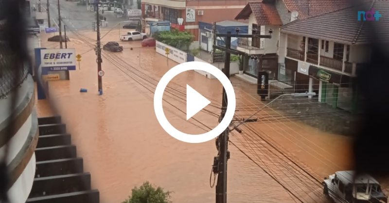 V&Iacute;DEOS: Chuva forte alaga ruas em cidades do M&eacute;dio e Alto Vale do Itaja&iacute; – Foto: Redes sociais / Reprodu&ccedil;&atilde;o ND
