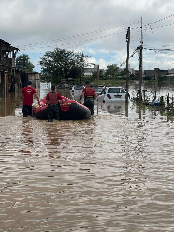 Bombeiros resgataram mais de 45 crian&ccedil;as e adultos em Itaja&iacute; – Foto: Reprodu&ccedil;&atilde;o/Bombeiros