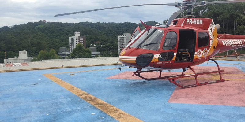 Corpo foi transportado pelo helicóptero dos bombeiros até hospital de Blumenau na manhã desta segunda-feira (7) - Foto: BOA/Corpo de Bombeiros Militar/Divulgação/ND