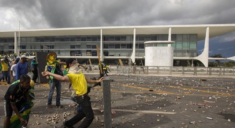 Manifestantes pró-Bolsonaro invadiram e depredaram as sedes dos Três Poderes no dia 8 de janeiro de 2023 - Foto: Joedson Alves /Agência Brasil