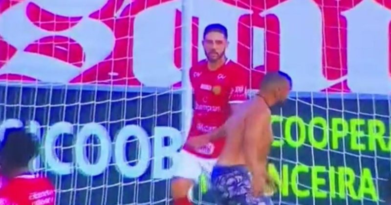 VÍDEO: Jogadora desarma goleira com cabeçada e faz gol inusitado durante  clássico - NSC Total