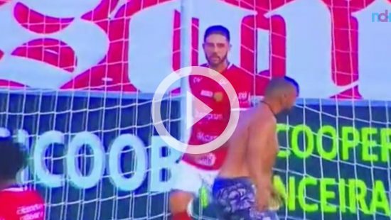 VÍDEO: Jogadora desarma goleira com cabeçada e faz gol inusitado durante  clássico - NSC Total