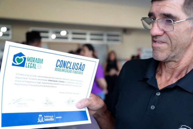 Morador recebe o t&atilde;o sonhado certificado de regulariza&ccedil;&atilde;o – Foto: Prefeitura de Joinville/Divulga&ccedil;&atilde;o/ND