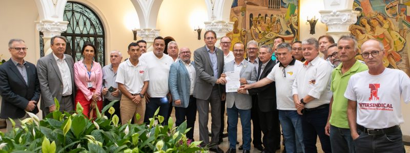 Governador Jorginho Mello deve protocolar nesta segunda-feira, em regime de urg&ecirc;ncia, o projeto do m&iacute;nimo regional – Foto: Filipe Scotti/ND