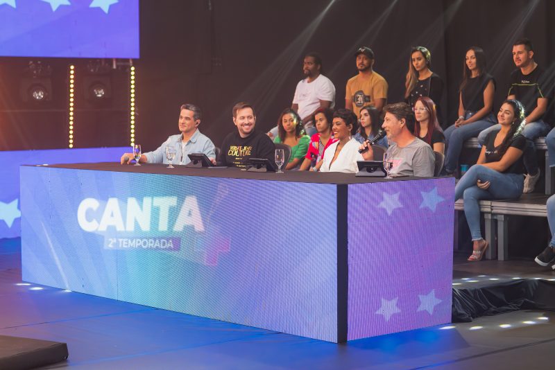 Da esquerda para a direita: L&eacute;o Beltr&atilde;o (convidado especial), Junior Rios, Ammora Alves e Gazu na bancada de jurados – Foto: Jos&eacute; Somensi/Divulga&ccedil;&atilde;o/NDTV