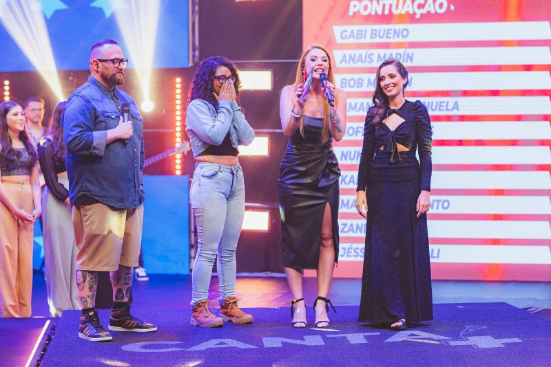 As semifinalistas se emocionaram verem o resultado na tela do Canta+ – Foto: Jos&eacute; Somensi/Divulga&ccedil;&atilde;o/NDTV