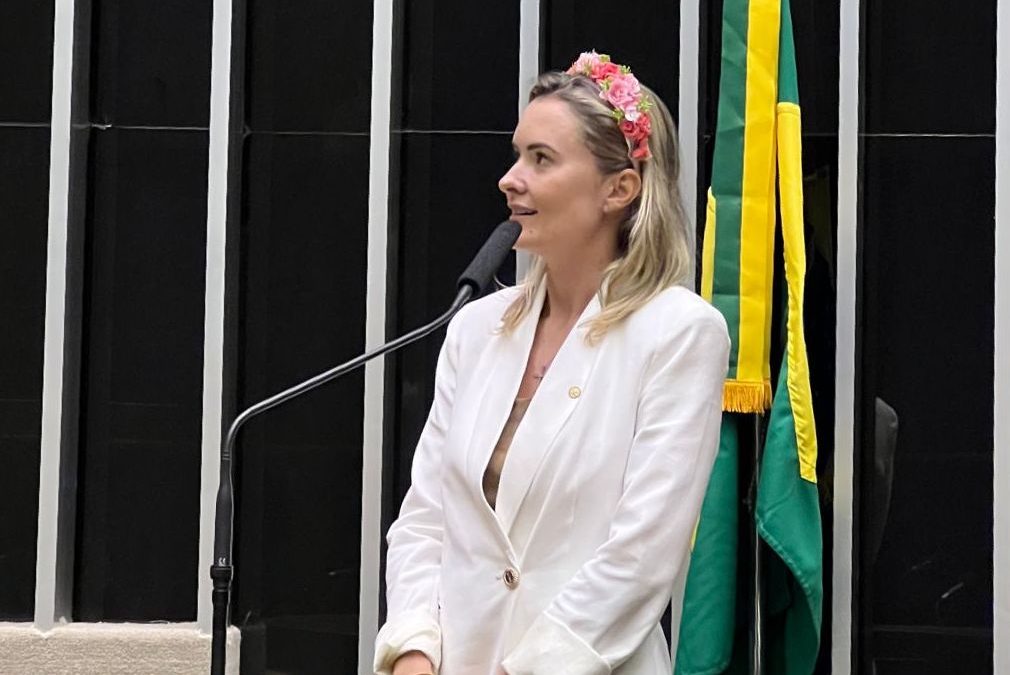 ‘Mesmo preso, lidera o processo’: Júlia Zanatta fala sobre papel de Bolsonaro dentro