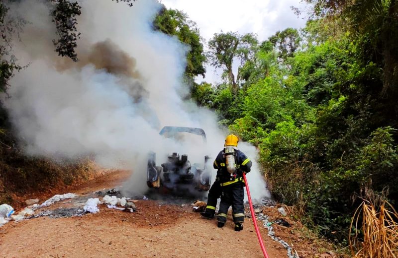 The Kombi caught fire and the owners suffered hand burns in Modelo – Photo: Fire Department/ND