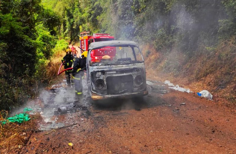 Kombi pega fogo e donos sofrem queimaduras nos bra&ccedil;os em Modelo – Foto: kombi pega fogo em modelo