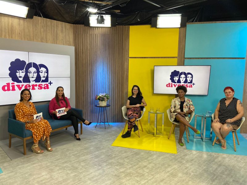 As apresentadoras da live Diversa+, Luciana Barros e Karina Koppe (centro), com as convidadas Bruna Fani Duarte, Fernanda Quadros e Let&iacute;cia de Assis. – Foto: Gabriela Ferrarez/ND