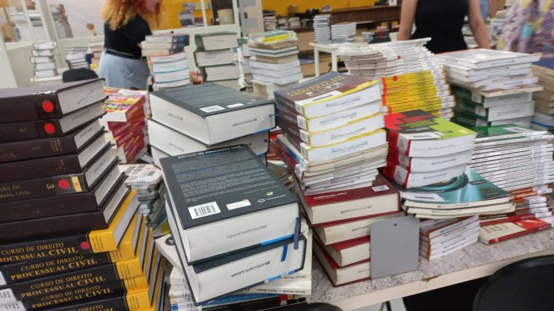 Livros retirados das prateleiras para não serem atingidos pela chuva – Foto: Claudia Silmara Venturi Hoeltgebaum / Reprodução ND