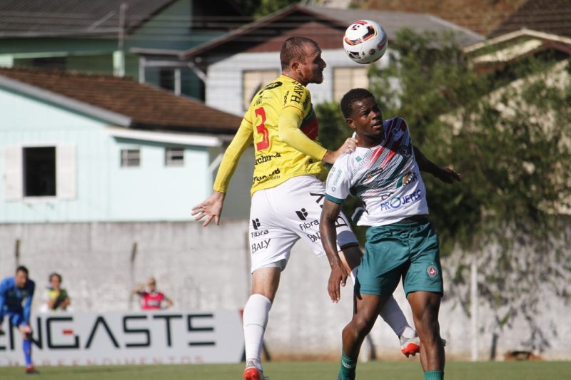 Concórdia e Brusque jogaram em tarde abafada, em Concórdia, no domingo