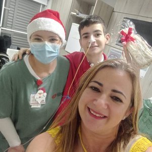 Luiz e a m&atilde;e durante o Natal, no hospital – Foto: Arquivo Pessoal/R7/Reprodu&ccedil;&ccedil;ao